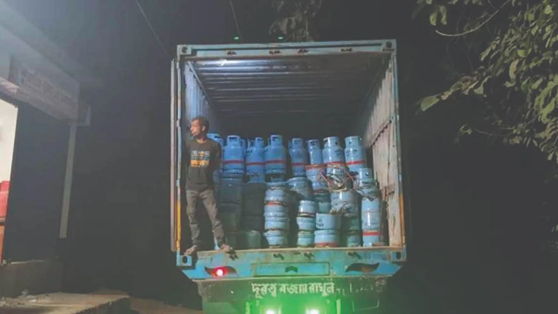 চালককে কুপিয়ে এলপি গ্যাসের সিলিন্ডার লুট